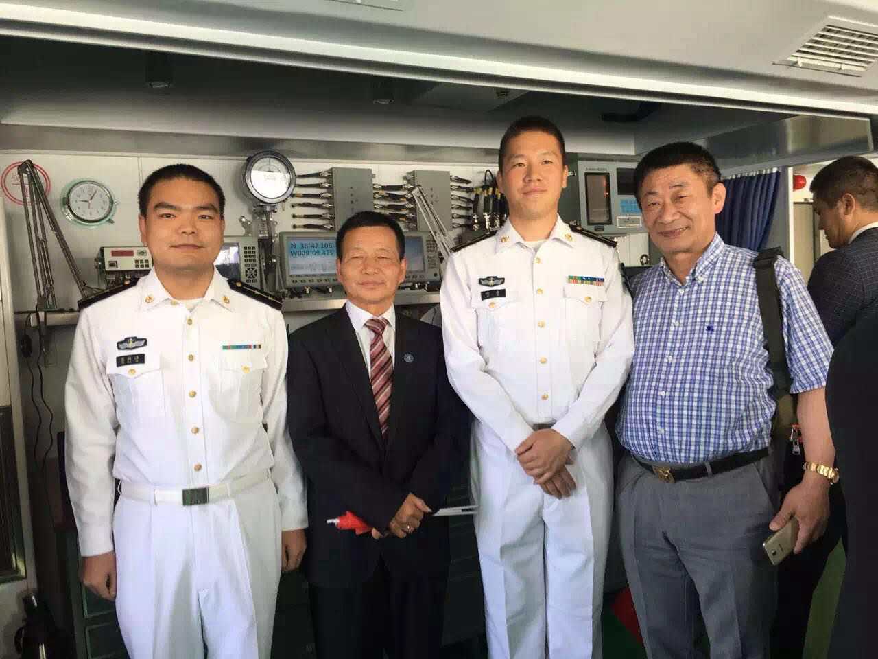 李凯、高小明与海军官兵合影