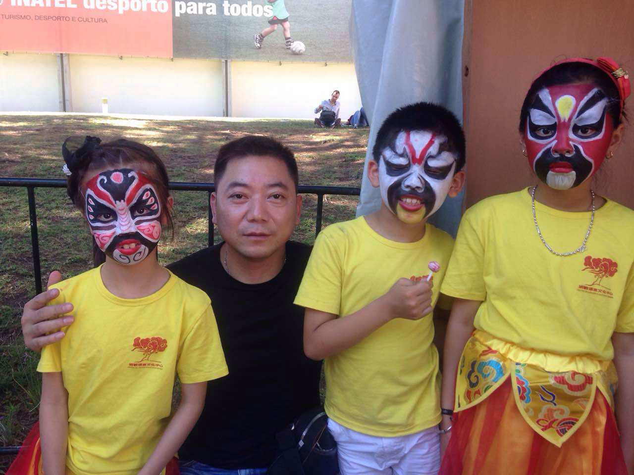 黄永杰与小朋友们合影