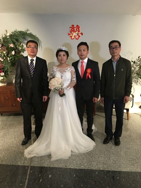 吴国华、陈建灵与新郎新娘合影