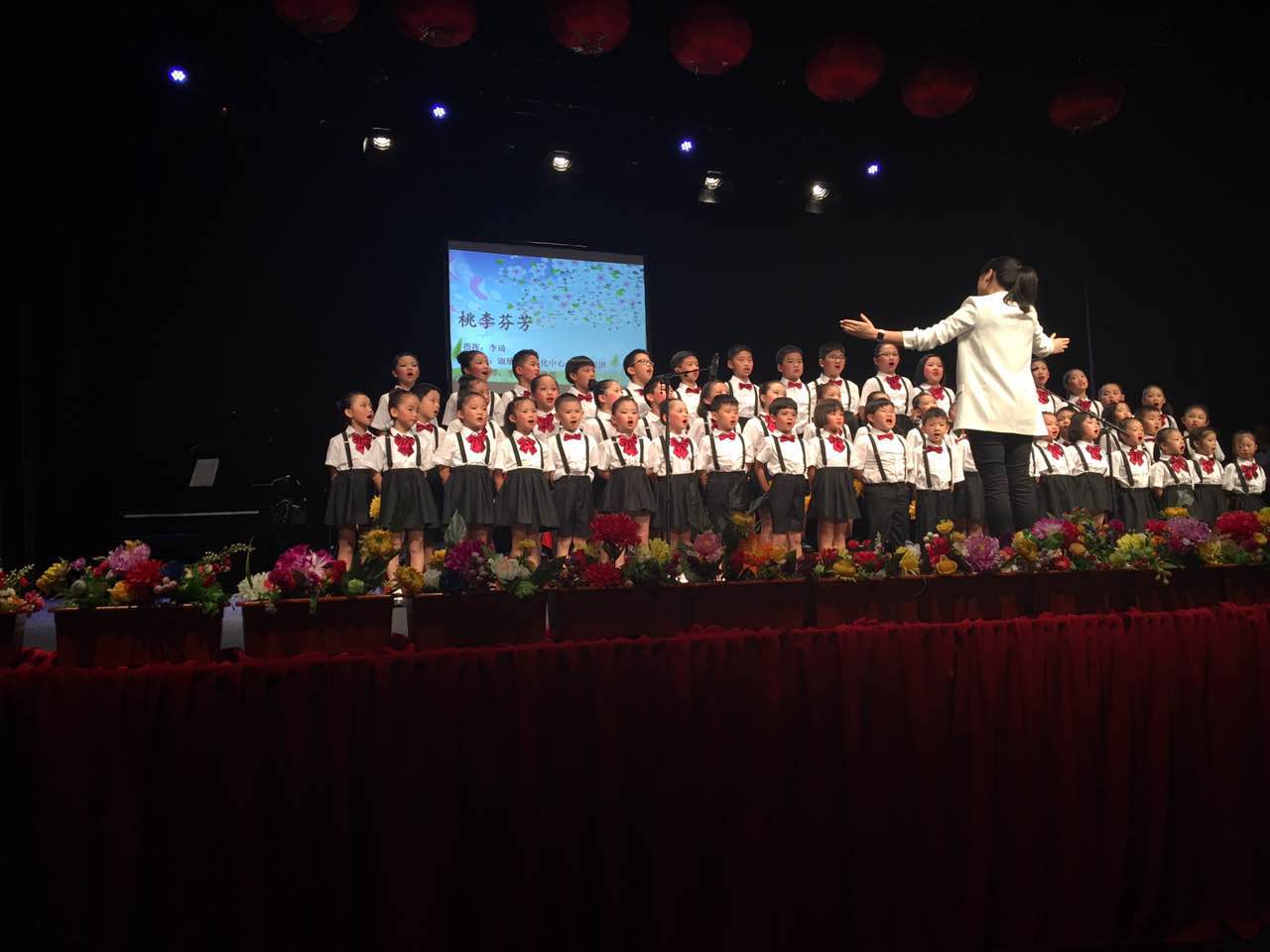 孩子们在庆国庆汇演时大合唱