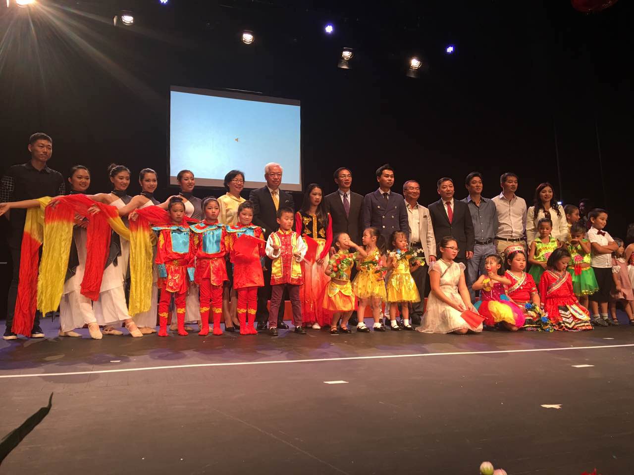 汇演后黄永杰与大家合影留念