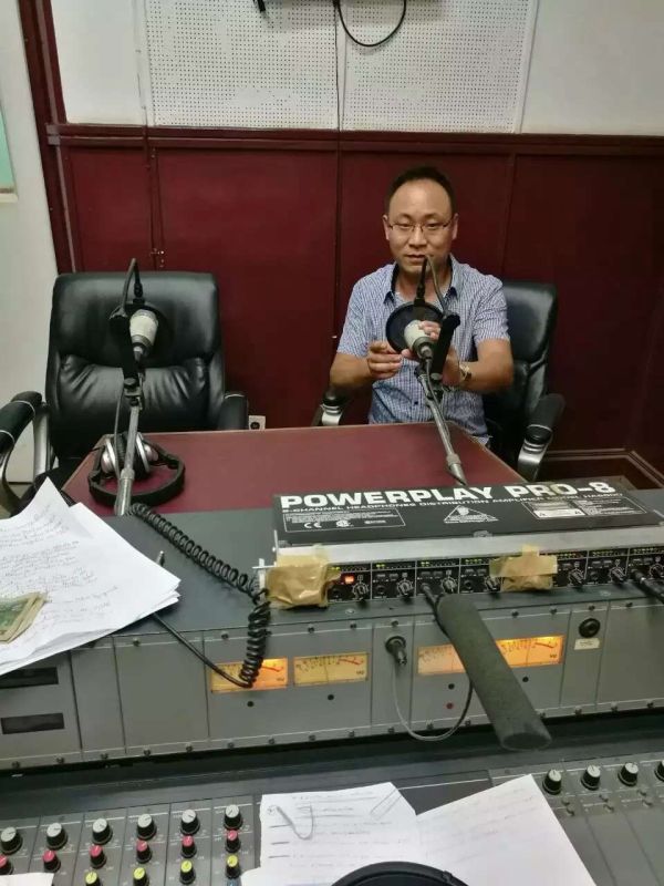 刘秀春由警察陪同参观桑.多梅国家广播电台