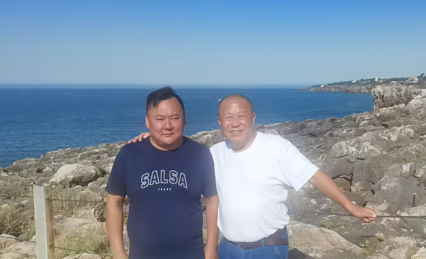 周震和崔守强在Cascais游览