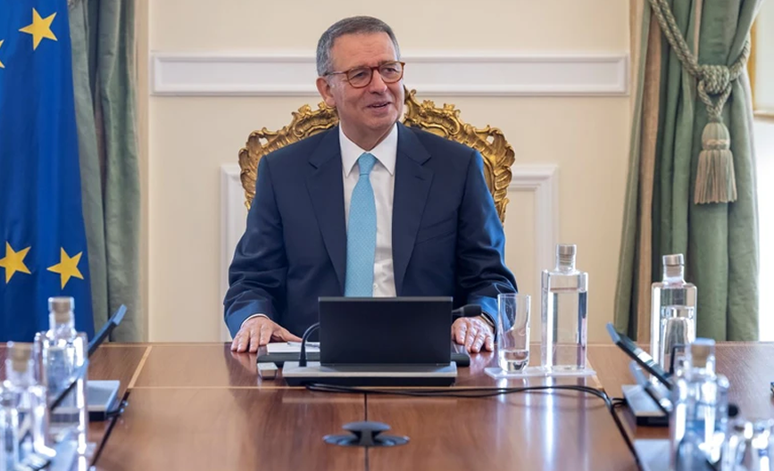 塞古罗在中部地区举行首次总统公开办公